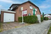 Wohn- und Geschäftshaus in bester Lage von Adendorf - Seitenansicht mit Garage