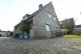 Einfamilienhaus mit Doppelgarage in ruhiger Lage von Uelzen (Erbbaurecht) - Hofansicht
