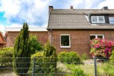 Charmante Doppelhaushälfte mit Garage im Lüneburger Ortsteil Oedeme (Erbbaurecht) - Straßenansicht