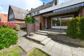 Charmante Doppelhaushälfte mit Garage im Lüneburger Ortsteil Oedeme (Erbbaurecht) - Hauseingang und überdachte Terrasse