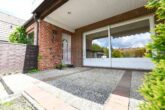 Charmante Doppelhaushälfte mit Garage im Lüneburger Ortsteil Oedeme (Erbbaurecht) - Hauseingang und überdachte Terrasse