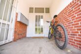 Renditeobjekt mit 6 Wohn- und 2 Gewerbeeinheiten in Lüneburg - Moorfeld - Hauseingang der Hausnummer 24