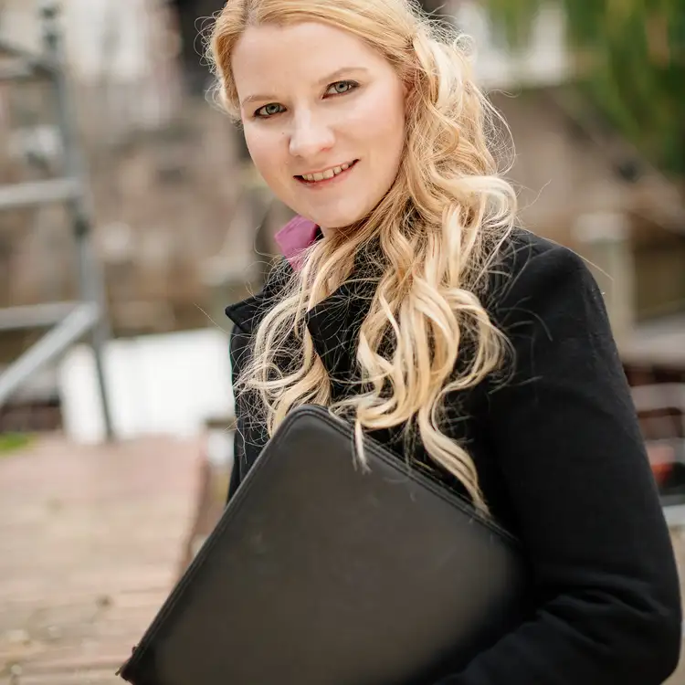 Carolin  Rapöhn, Tönjes Immobilien