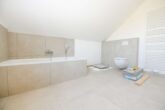 NEUBAU - ERSTBEZUG! Schwedenhaus mit Südbalkon & großem Grundstück in Garlstorf (Bleckede) - DG - Badezimmer