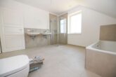 NEUBAU - ERSTBEZUG! Schwedenhaus mit Südbalkon & großem Grundstück in Garlstorf (Bleckede) - DG - Badezimmer
