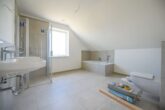 NEUBAU - ERSTBEZUG! Schwedenhaus mit Südbalkon & großem Grundstück in Garlstorf (Bleckede) - DG - Badezimmer