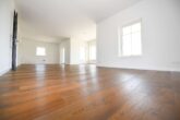 NEUBAU - ERSTBEZUG! Schwedenhaus mit Südbalkon & großem Grundstück in Garlstorf (Bleckede) - EG - Wohn- und Esszimmer mit Küchenbereich