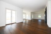 NEUBAU - ERSTBEZUG! Schwedenhaus mit Südbalkon & großem Grundstück in Garlstorf (Bleckede) - EG - Wohn- und Esszimmer mit Küchenbereich
