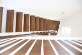 NEUBAU - ERSTBEZUG! Schwedenhaus mit Südbalkon & großem Grundstück in Garlstorf (Bleckede) - Holztreppe in das Dachgeschoss