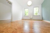 Einfamilienhaus mit zweiter Wohneinheit im Nebengebäude auf großem Grundstück - Haupthaus - EG - Zimmer / Raum 2
