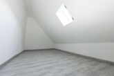 Einfamilienhaus mit zweiter Wohneinheit im Nebengebäude auf großem Grundstück - Haupthaus - DG - Zimmer / Raum