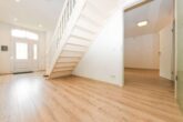 Einfamilienhaus mit zweiter Wohneinheit im Nebengebäude auf großem Grundstück - Haupthaus - EG - Eingangsdiele