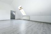 Einfamilienhaus mit zweiter Wohneinheit im Nebengebäude auf großem Grundstück - Haupthaus - DG - Zimmer III