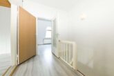 Einfamilienhaus mit zweiter Wohneinheit im Nebengebäude auf großem Grundstück - Haupthaus - DG - Flur