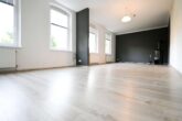 Einfamilienhaus mit zweiter Wohneinheit im Nebengebäude auf großem Grundstück - Haupthaus - EG - Wohnzimmer