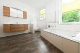 Einfamilienhaus mit zweiter Wohneinheit im Nebengebäude auf großem Grundstück - Haupthaus - EG - Badezimmer
