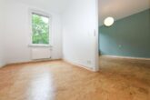 Einfamilienhaus mit zweiter Wohneinheit im Nebengebäude auf großem Grundstück - Haupthaus - EG - Zimmer / Raum 3