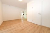 Einfamilienhaus mit zweiter Wohneinheit im Nebengebäude auf großem Grundstück - Haupthaus - EG - Flur II