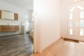 Einfamilienhaus mit zweiter Wohneinheit im Nebengebäude auf großem Grundstück - Haupthaus - EG - Flur I zum Badezimmer