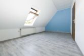 Einfamilienhaus mit zweiter Wohneinheit im Nebengebäude auf großem Grundstück - Haupthaus - DG - Zimmer III