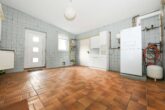 Einfamilienhaus mit zweiter Wohneinheit im Nebengebäude auf großem Grundstück - Haupthaus - EG - Hauswirtschaftsraum