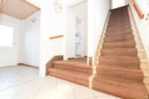 Einfamilienhaus mit Doppelgarage (Erbbaurecht) in der Goseburg - EG - Treppenaufgang ins Dachgeschoss